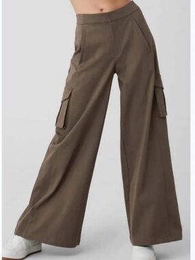 Alo yoga Show Off Cargo Pants in Olive Brown